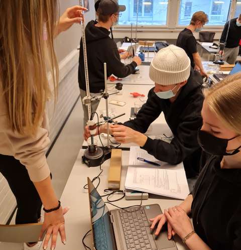 opiskelijat tekevät kokeita kemian luokassa