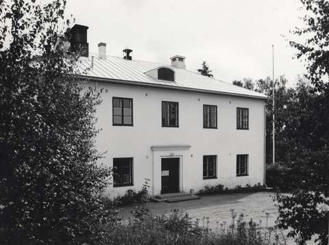 Vaalea kivitalo. Mustavalkokuva.