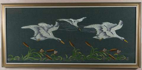 Joutsenaiheinen tekstiilitaulu.