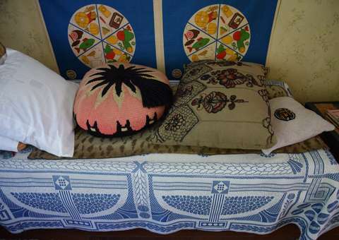 Koristeellisia tyynyjä sängyllä.