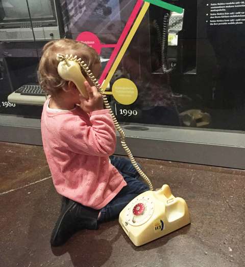 Lapsi leikkii vanhalla puhelimella.