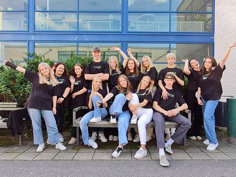 tutorit seisovat koulun pihalla