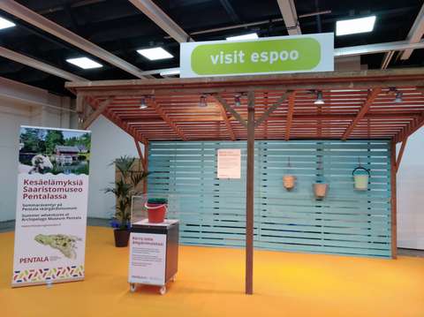 visit espoon messuosasto, jossa muutama ämpäri seinällä.