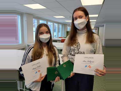 Henni Gröhn 20J ja Aino Hellqvist 21K palkittiin perinteisessä Suomi-Itävalta yhdistys ry:n kirjoituskilpailussa