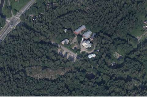 Metsän keskellärakennus.