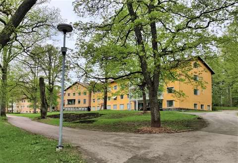 Aurorakoti sijaitsee Träskändan kartanoalueella Järvenperässä. 