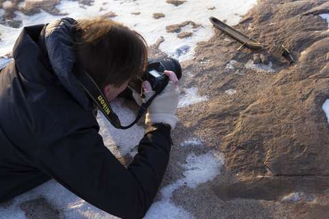 Kuvataiteilija Tom Björklund ottaa valokuvaa veneen pienoismallista. 