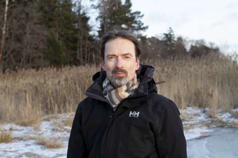 Tom Björklund espoolaisessa rantamaisemassa. 