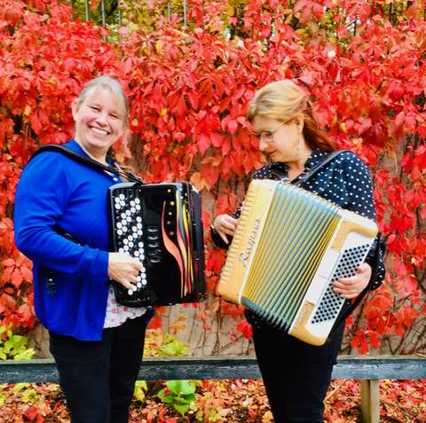 Kuvassa HoivaPelimannit Elina Leskelä ja Maria Kalaniemi.