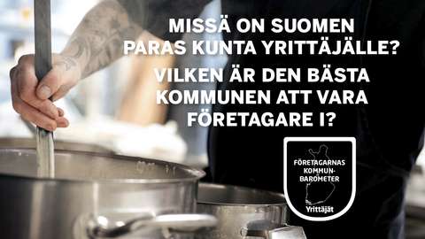 En persons hand som rör i en kokkärl. 