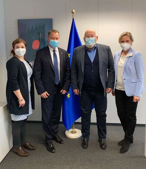 På bilden är Milla Ovaska, Jukka Mäkelä, Frans Timmermans och Meri Löyttyniemi.