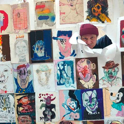 Kim Somervuori teostensa keskellä.