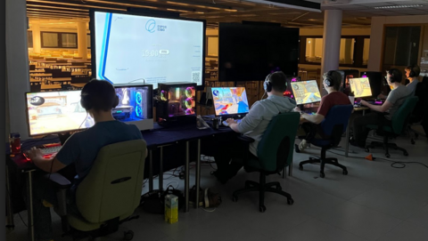 Pelaajia kuvattu takaapäin, kun he rivissä pelaavat.