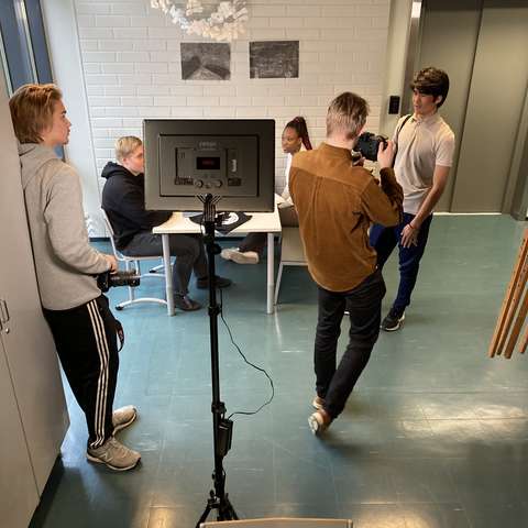 opiskelija kuvaa toista opiskelijaa kameralla