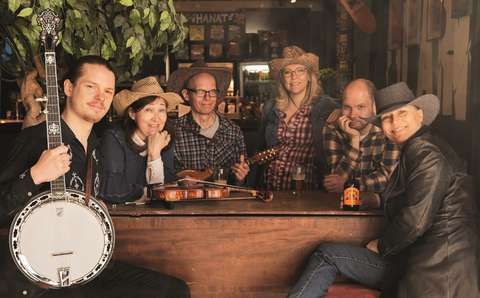 Kuvassa Tapiola Sinfoniettan jäsenet pöydän ääressä.