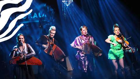 Neljä muusikkoa lavalla sinisävyisissä valoissa.