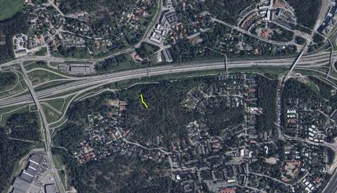 Portaiden sijainti on merkitty ilmakuvaan keltaisella viivalla.