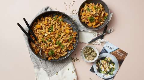 Kurpitsapastaa lautasella ja Vennerin reseptivihko.