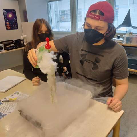 Opiskelijat kaatavat pesuainetta.