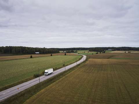 Kuorma-auto ajamassa tiellä Pohjois-Espoossa