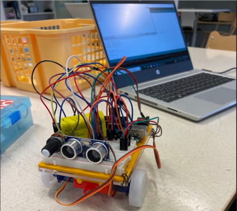 Läppäri ja robotti.