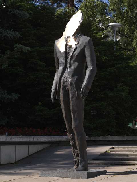 Tapiolassa sijaitseva pronssinen Häikäistynyt-patsas