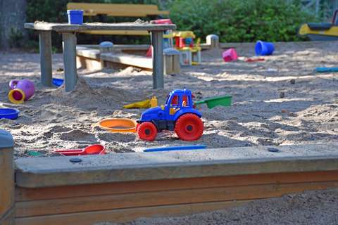 Sandleksaker i en sandlåda.