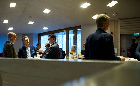 Ihmisiä Elinkeinofoorumi-tapahtumassa.