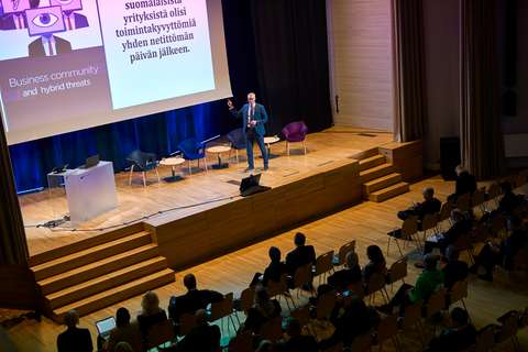 Jarno Limnell esiintymässä Elinkeinofoorumissa.