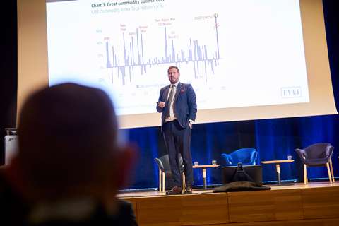 Evlin päästrategi Valtteri Ahti esiintymässä Elinkeinofoorumissa.