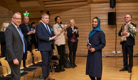 Vuoden yrittäjäksi valittu Fadumo Ali yhdessä kaupunginjohtaja Jukka Mäkelän kanssa.