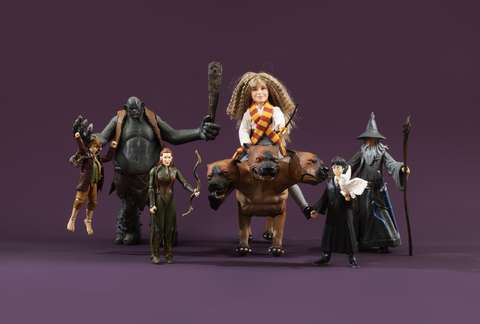 Erilaisia nukkeja ja lelufiguureja.