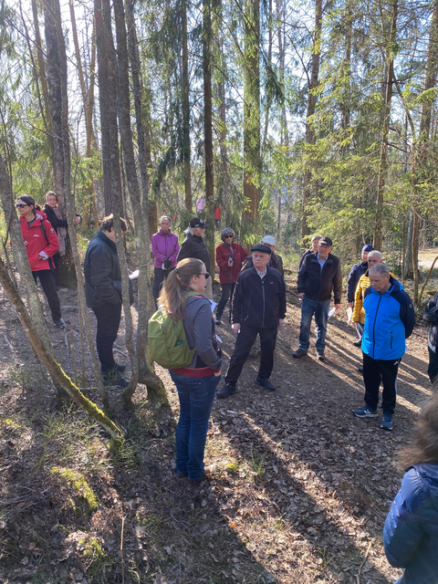Kuvassa ihmisiä metsässä Puolarintien kaavakävelyllä.