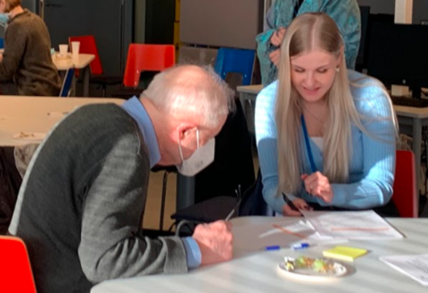 Kuvassa kaksi työpajan osallistujaa suorittamassa paritehtävää.