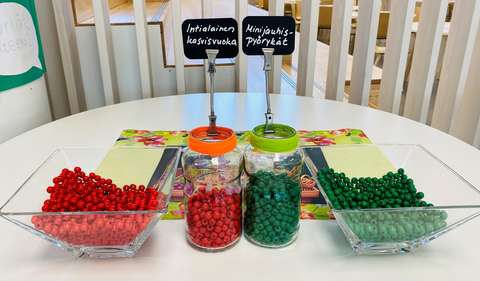 Red and green balls showing the voting result for the lunch options