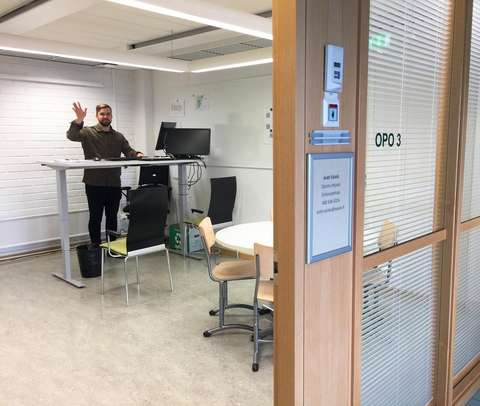 Opinto-ohjaaja vilkuttaa huoneestaan.