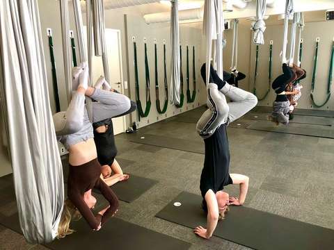 Opiskelijat roikkuvat ilmajoogassa.