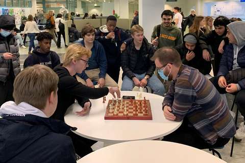 Apulaisrehtori ja abiturientti pelaavat shakkia.