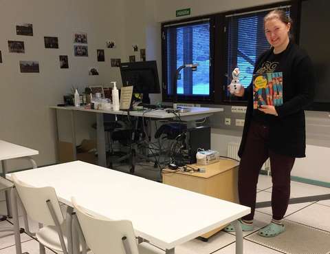 Opettaja esittelee luokassaan espanjankirjaa.