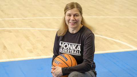 Anne Eklund koripallokentällä.
