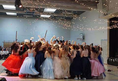 Omassa tanssissa opiskelijat kerääntyivät keskelle salia tiiviiseen ympyrään. 