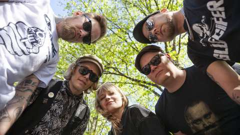 Lapsuus-yhtyeen jäsenet katsovat alaspäin.