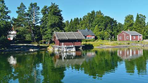 Pentalan saari ja museoalue mereltä. 