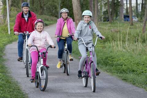Perhe pyöräilemässä