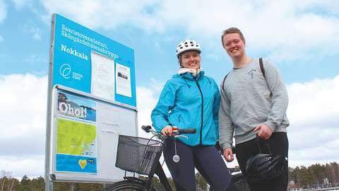 Pihla ja Atte polkupyörien kanssa.