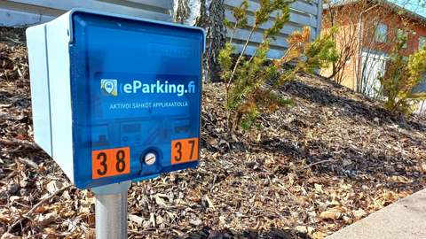 Lämmitystolppaan asennettu latauspiste.