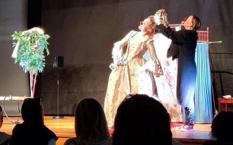 kaksi näyttelijää lavalla