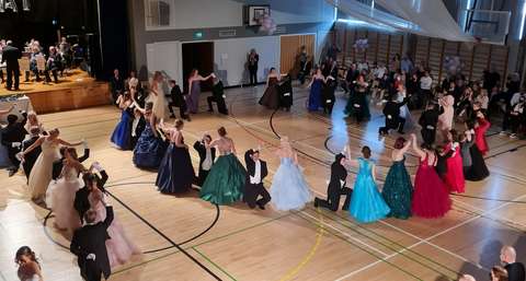 vanhojen tanssijoita juhlasalissa 