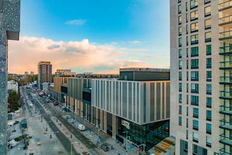 Köpcentrum fasad och gata.