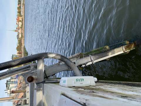 Laiturin reunaan kiinnitetty uimaveden lämpötilaa mittaava sensori.